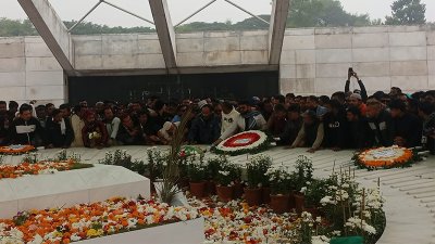 খালেদা জিয়ার কবর দিয়ারত করে সাধারণ মানুষ