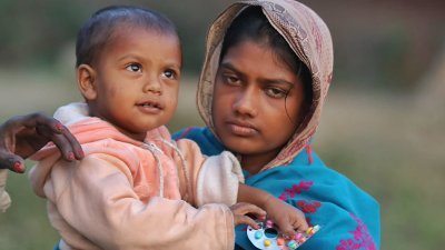 সন্তানসহ মেঘনা রবি দাস (ছবি: প্রতিবেদক)