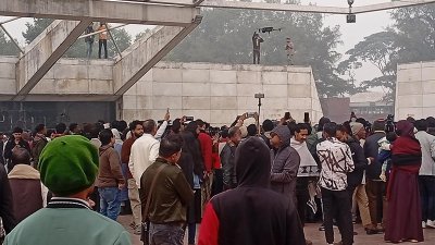 দাফনের চতুর্থ দিনেও খালেদা জিয়ার কবর জিয়ারত করতে মানুষের ভিড়