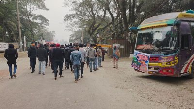 দূর-দূরান্ত থেকে আসা দেশি-বিদেশি পর্যটকরা ফিরে যাচ্ছেন