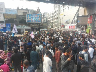 সায়েন্সল্যাব এলাকায় আন্দোলনরত শিক্ষার্থীরা