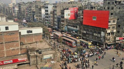 সড়কে থেমে আছে গাড়ি
