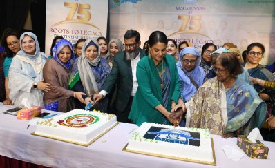 ভিকারুননিসা নূন স্কুল অ্যান্ড কলেজের ৭৫ বছরে পদার্পণ উপলক্ষে কেক কাটা হচ্ছে