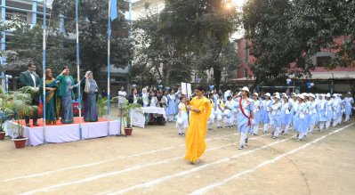 মার্চ করে প্রধান অতিথিকে সম্মান জানাচ্ছেন শিক্ষার্থীরা