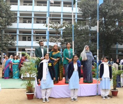 পতাকা উত্তোলনের পরে জাতীয় সংগীত গাইছেন সবাই