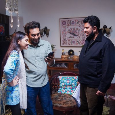 &lsquo;সম্পর্কের গল্প&rsquo;র শুটিংয়ে ইসরাত, ফারহান আহমেদ জোভান ও মুহাম্মদ মোস্তফা কামাল রাজ (ছবি: সিনেমাওয়ালা)