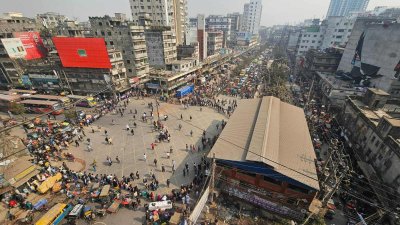 তাঁতী বাজার এলাকায় রাস্তা বন্ধ করে দেওয়ায় আশপাশের এলাকায় তীব্র যানজটের সৃষ্টি হয়