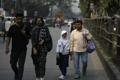 রাস্তা বন্ধ থাকায় পায়ে হেঁটে স্কুল পড়ুয়া বাচ্চাকে নিয়ে বাসায় ফিরছেন এক বাবা