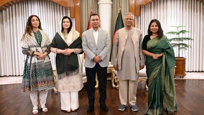প্রধান উপদেষ্টা ড. মুহম্মদ ইউনূসের সঙ্গে বিএনপি চেয়ারম্যান তারেক রহমানের পরিবার। ছবি: প্রেস উইং