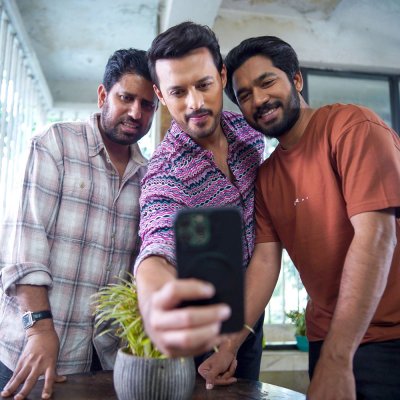 (বাঁ থেকে) মুহাম্মদ মোস্তফা কামাল রাজ, ইরফান সাজ্জাদ ও খায়রুল বাসার