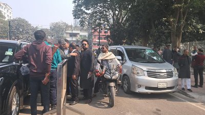 যানবাহন প্রবেশের কার্ড না থাকলে গাড়িও ঢুকতে দেওয়া হচ্ছে না