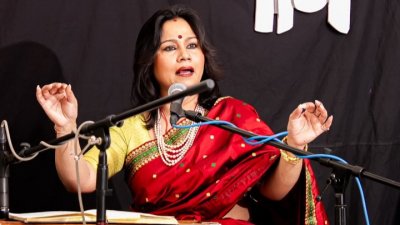 অনুষ্ঠানে ভারতীয় শাস্ত্রীয় সংগীতশিল্পী চন্দ্রা চক্রবর্তী, ছবি: মিনহাজ আহমেদ
