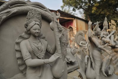 মাটি দিয়ে ফুটিয়ে তোলা হচ্ছে প্রতিমা