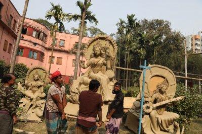 শেষ মূহুর্তে প্রতিমা তৈরিতে ব্যস্ত সময় পার করছেন কারিগররা