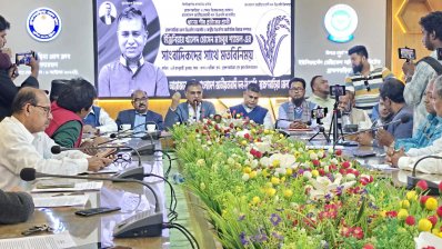 ধানের শীষ প্রতীক পাওয়ার পর সাংবাদিকদের সঙ্গে কথা বলছেন বিএনপি প্রার্থী ইঞ্জিনিয়ার খালেদ হোসেন মাহবুব শ্যামল