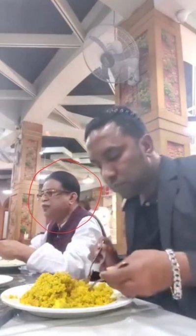 বিএনপি নেতা ডন বজলু অনুসারীদের নিয়ে রেস্টুরেন্টে খাবার খেতে খেতে অবৈধ অস্ত্র মজুতের কথা বলেন