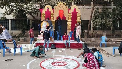 আলপনা আঁকছেন শিক্ষার্থীরা