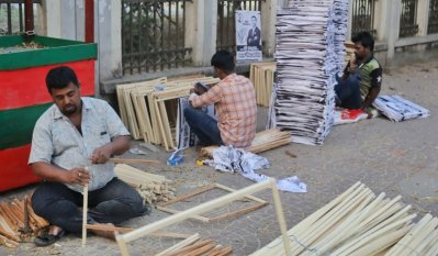 নির্বাচনি প্রচারণার কাঠের ফ্রেম তৈরিতে ব্যস্ত কারিগররা (ফটোস্টোরি)