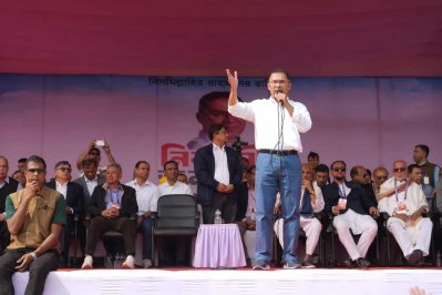 চট্টগ্রামে নির্বাচনি সমাবেশে বক্তব্য রাখছেন তারেক রহমান 