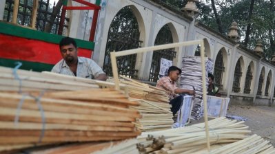 নির্বাচনি প্রচারণার কাঠের ফ্রেম তৈরিতে ব্যস্ত কারিগররা (ফটোস্টোরি)