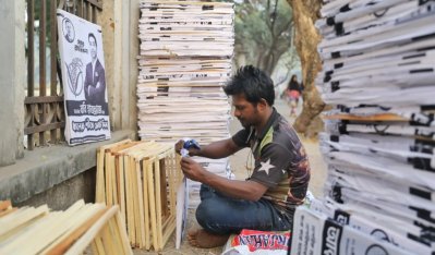 নির্বাচনি প্রচারণার কাঠের ফ্রেম তৈরিতে ব্যস্ত কারিগররা (ফটোস্টোরি)