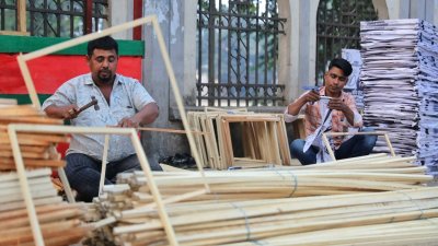 নির্বাচনি প্রচারণার কাঠের ফ্রেম তৈরিতে ব্যস্ত কারিগররা (ফটোস্টোরি)