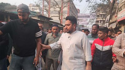 বাড়ি বাড়ি গিয়ে ভোট চান নাহিদ ইসলাম