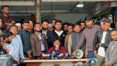 নির্বাচনি হামলার পর নিজের শঙ্কার কথা সাংবাদিকদের জানাচ্ছেন আরিফুল ইসলাম