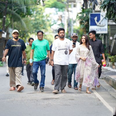 (বাঁ থেকে) শুটিংয়ে সহকারি নির্মাতা, ডিওপি, প্রধান নির্মাতা ও অভিনেত্রী