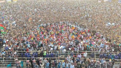 ময়মনসিংহ সার্কিট হাউজ মাঠে নির্বাচনি জনসভায় উপস্থিত জনতার একাংশ