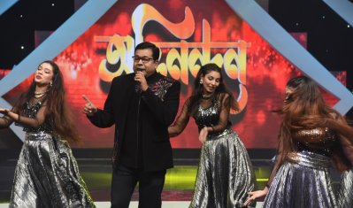 মনির খানের পরিবেশনা