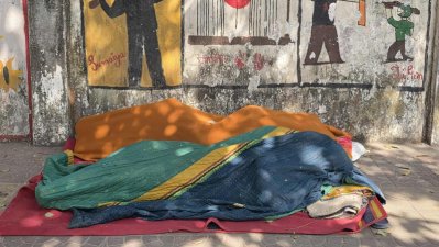 ঢাকা বিশ্ববিদ্যালয়ে বাড়ছে ভবঘুরেদের আধিক্য (ছবি: নাসিরুল ইসলাম)