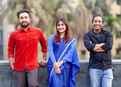 জোভান ও তটিনীর পাশে নির্মাতা প্রবীর রায় চৌধুরী