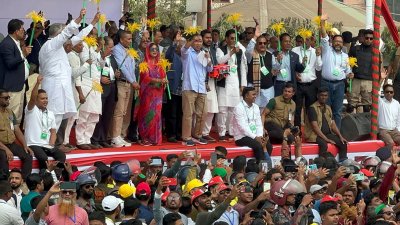 নির্বাচনি সমাবেশ থেকে বিএনপি চেয়ারম্যান বরিশাল অঞ্চলের প্রার্থীদের পরিচয় করিয়ে দেন