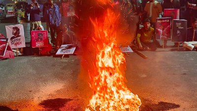 রাকসুর জিএস আহতের খবরে রাজশাহীতে বিক্ষোভ, যান চলাচল বন্ধ