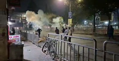 শাহবাগে পুলিশের টিয়ার গ্যাস নিক্ষেপ 
