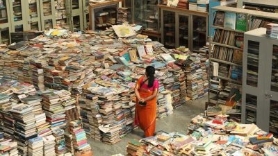 অবসরপ্রাপ্ত কারখানা কর্মীর ২০ লাখ বইয়ের পাঠাগার