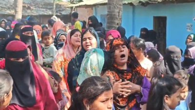 হুজাইফার মরদেহ একনজর দেখার জন্য ভিড় করেন শোকার্ত স্থানীয় বাসিন্দারা
