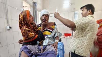 আহতদের উপজেলা স্বাস্থ্য কমপ্লেক্সে ভর্তি করা হয়েছে
