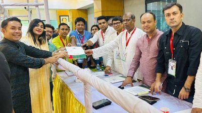 ২০২৩ সালে নৌকায় ভোট করতে মনোনয়ন ফরম নিলেন চিত্রনায়িকা সিমলা