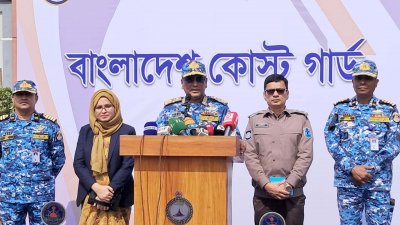 চাঁদপুরের মতলবের মোহনপুর আলী আহম্মদ মিয়া বহুমুখী উচ্চ বিদ্যালয় মাঠে প্রেস ব্রিফিংয়ে কথা বলেন কোস্টগার্ডের মহাপরিচালক