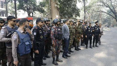 রাজধানীজুড়ে শুরু হয়েছে আইনশৃঙ্খলা বাহিনীর টহল (ছবি: নাসিরুল ইসলাম)