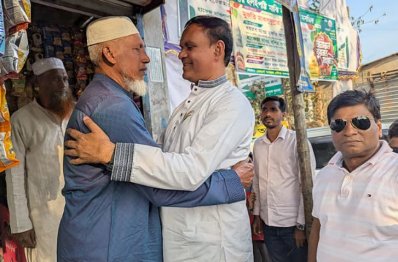 ভোটারদের সঙ্গে কুশল বিনিময় করেন মিয়া নুরুদ্দিন আহাম্মেদ অপু