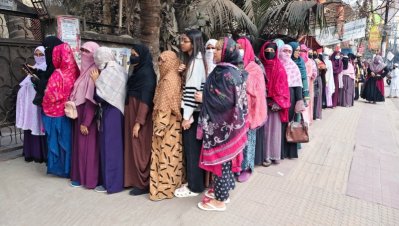 গুলশানের একটি ভোটকেন্দ্রে নারী ভোটারদের লাইন (ছবি: নাসিরুল ইসলাম)