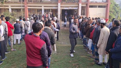 নোয়াখালীতে ভোটগ্রহণ শুরু, ভোর থেকেই কেন্দ্রে কেন্দ্রে ভোটাররা