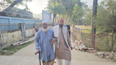 টেকনাফের ভোটকেন্দ্রে নারীদের লম্বা লাইন