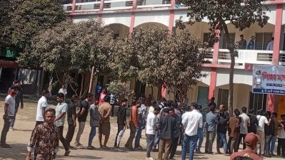 পুরুষ ভোটাদের লাইন