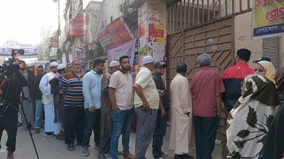 কেন্দ্রে প্রবেশের অপেক্ষায় ভোটাররা (ছবি: রিনা আক্তার তুলি)