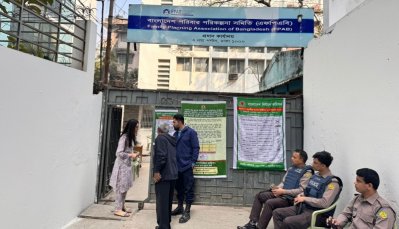 রাজধানীতে শান্তিপূর্ণ ভোটগ্রহণ: কোথাও দীর্ঘ লাইন, কোথাও কম