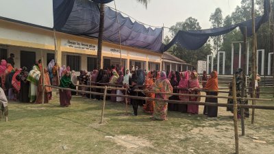 কু‌ড়িগ্রাম সদর আস‌নের নীলারাম স্কুল অ্যান্ড কলেজ কেন্দ্রে সকাল ১০টায় নারী ভোটারদের লাইন